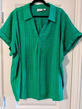 Textured Green Short-Sleeve Collared Blouse